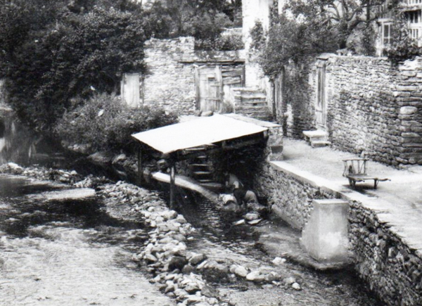Lavage domestique du linge au village