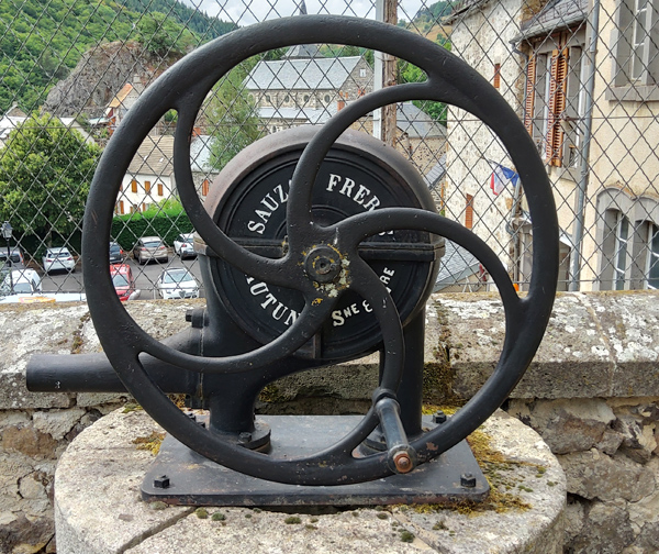 Puits équipé d’une pompe manuelle